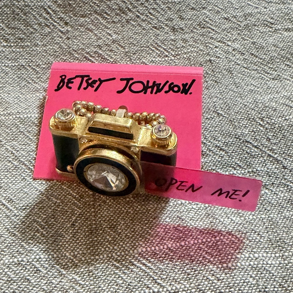 Betsy Johnson Gold and Black Camera stretch ring - Picture 2 of 7